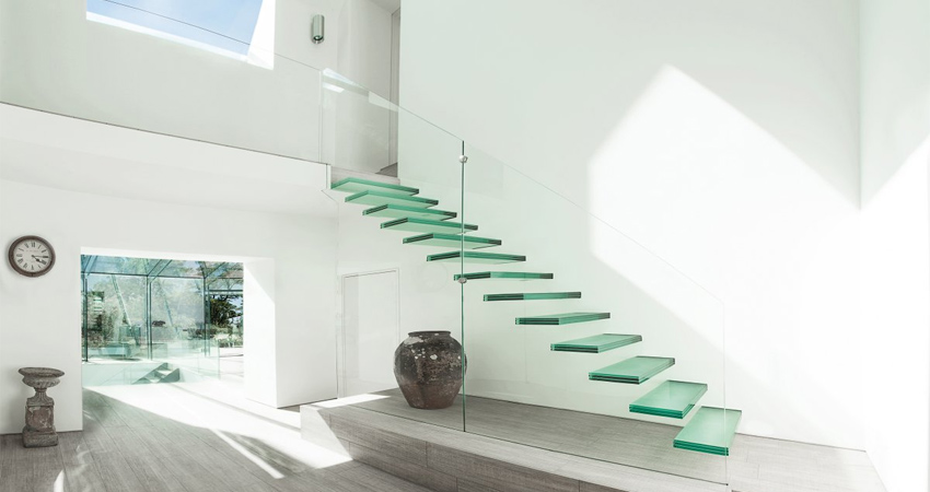 کف پله شیشه ای و راه پله شیشه ای برای چه مکان هایی مناسب تر است؟