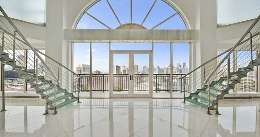 پله شیشه ای دوبلکس: طراحی داخلی مدرن برای ساختمان های دو طبقه
