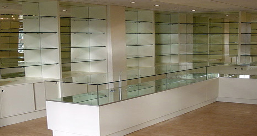 هنگام سفارش میز شیشه ای برای مغازه لباس فروشی به شفافیت شیشه توجه ویژه داشته باشید