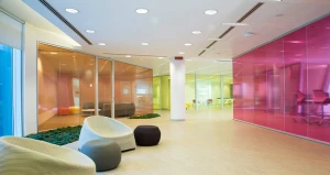 دیوار شیشه ای رنگی