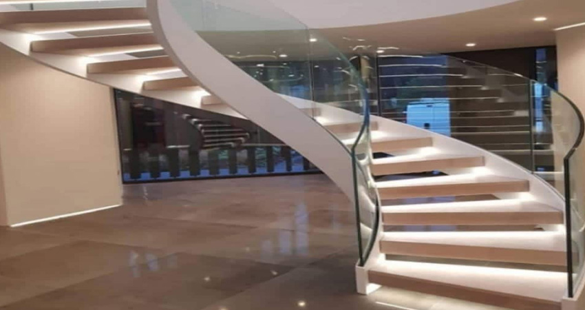 پله شیشه ای گرد: روشی لوکس برای طراحی داخلی ساختمان ها