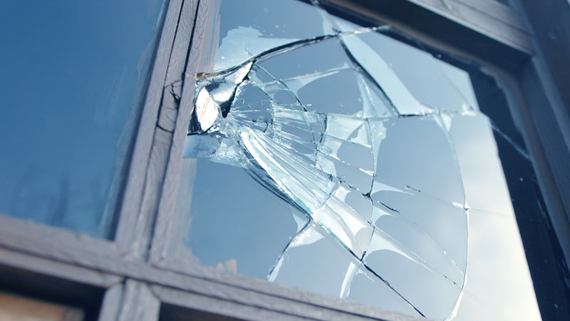 دلایل شکستن خود به خود شیشه
